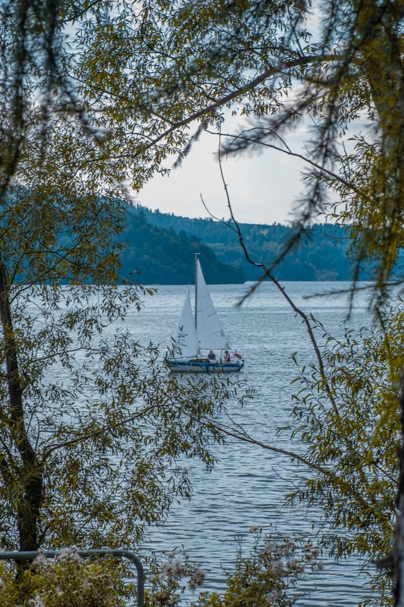 Obrazek do pytania: Lato to pora roku, kiedy najczęściej spędzamy czas na plaży i kąpiemy się w morzu.