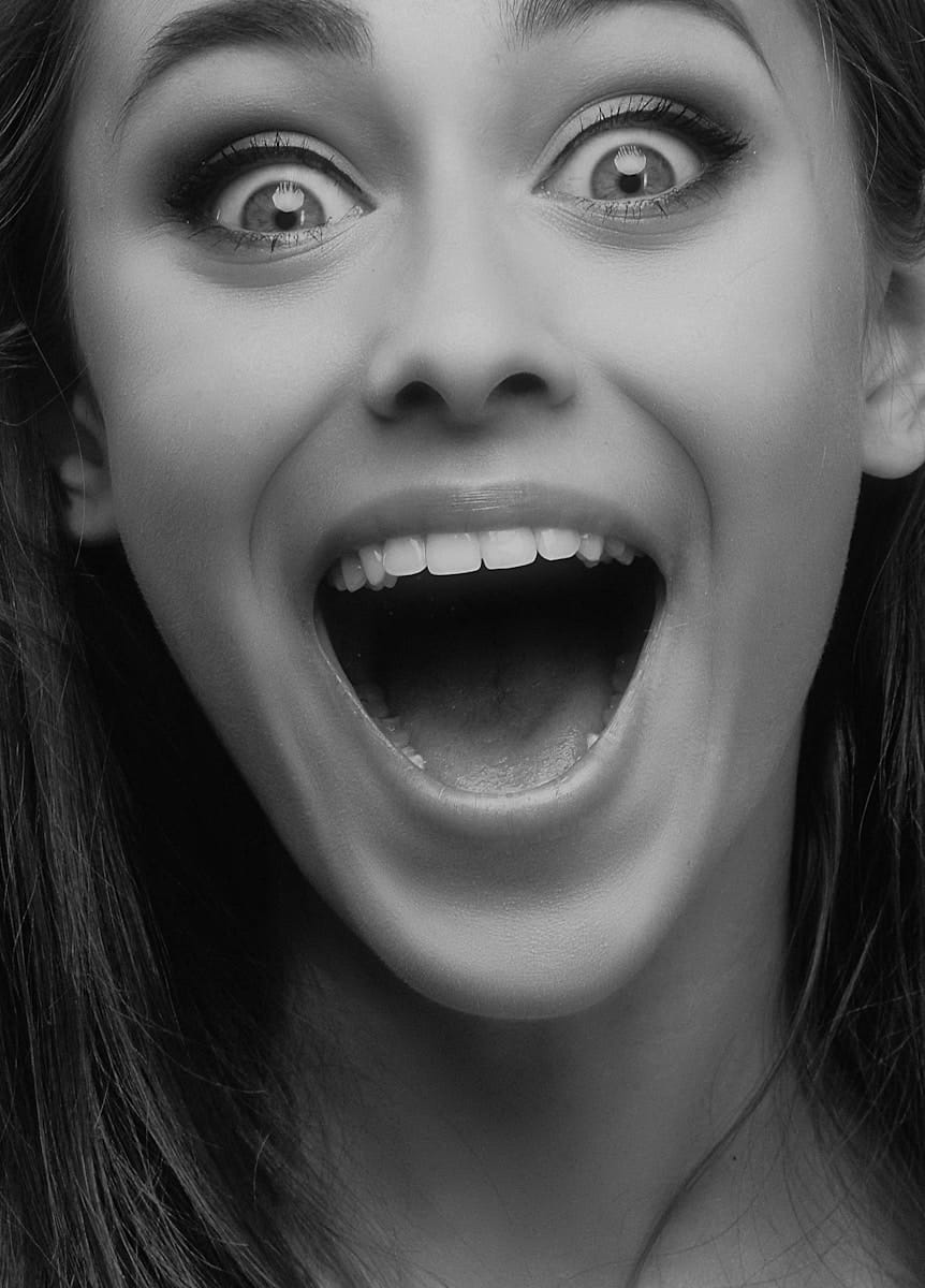 Obrazek do pytania: Is she excited or bored?