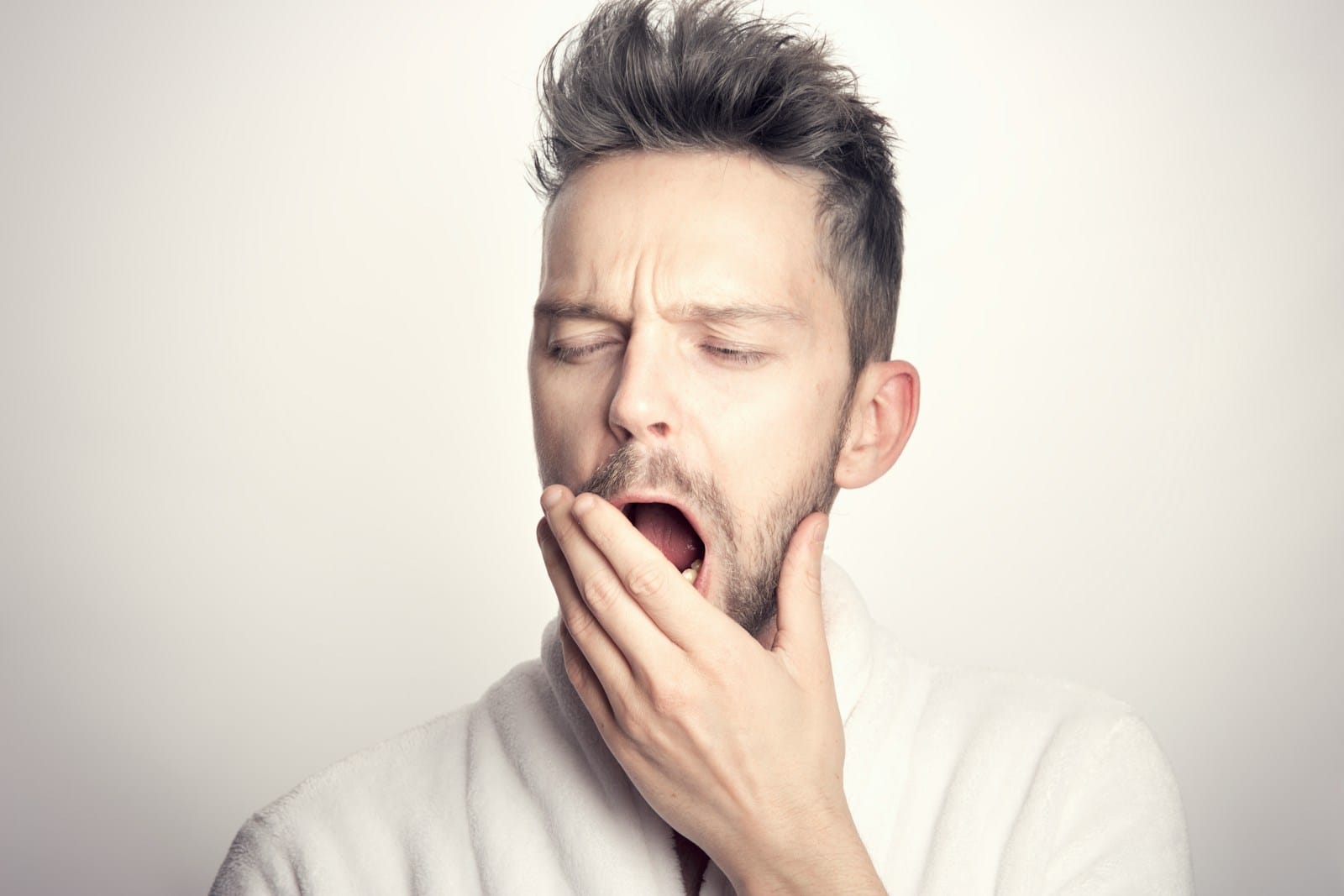 Obrazek do pytania: Is he sleepy or surprised?
