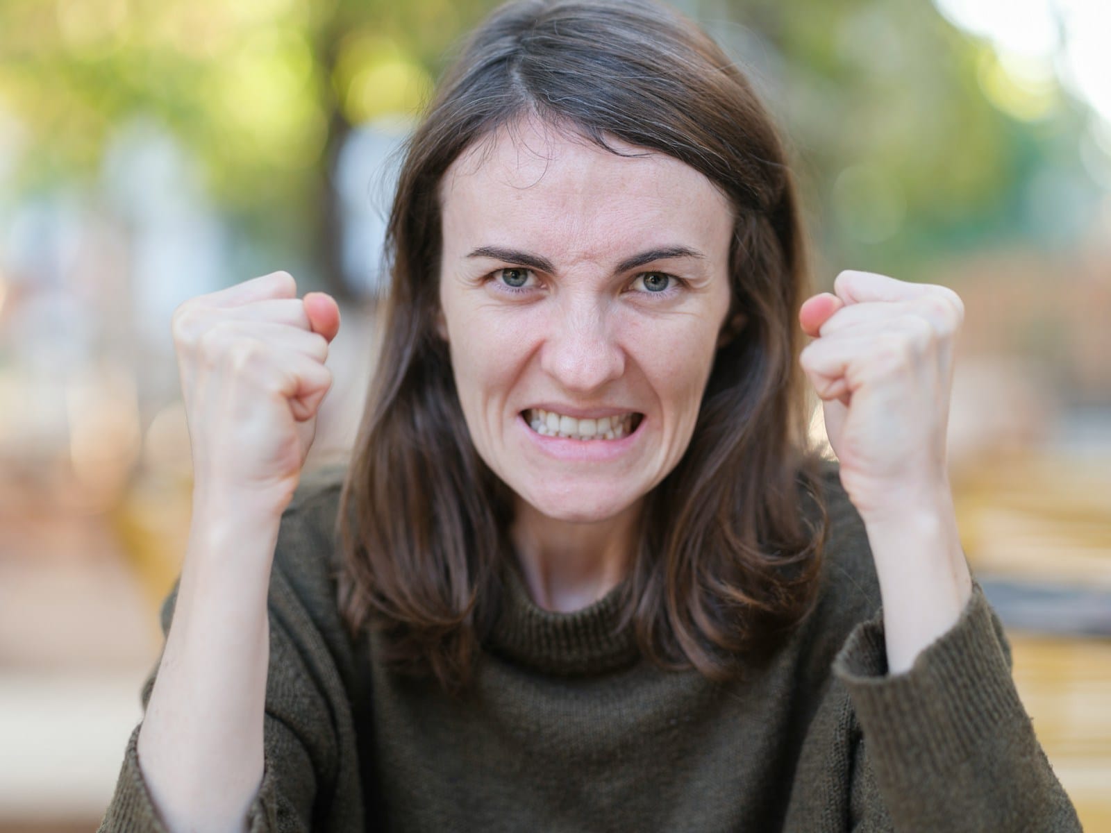 Obrazek do pytania: Is she angry or sleepy?