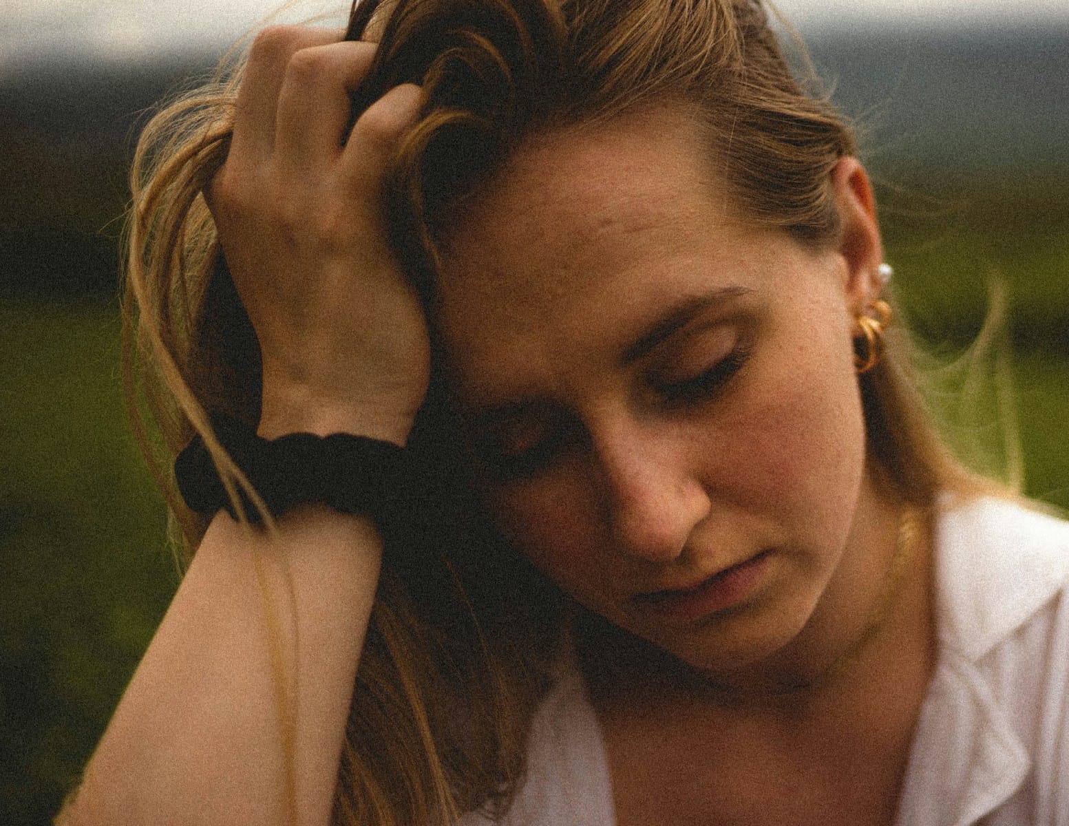 Obrazek do pytania: Is she happy or sad?
